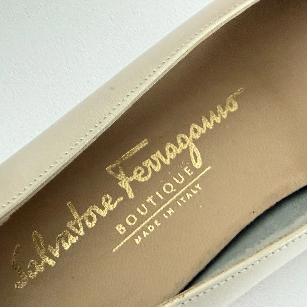 Salvatore Ferragamo Vara Bow Pumps Heel3’ Cream Gold Buckle Sz 7.5 Made In Italy - Picture 8 of 16